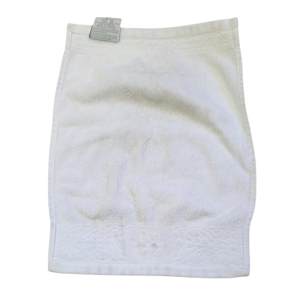 Bianca Jacquard by Mundotextil White Bath Towel